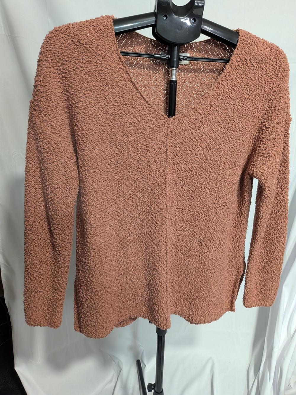 Knox Rose V-Neck Textured Sweater in Rusty Rose